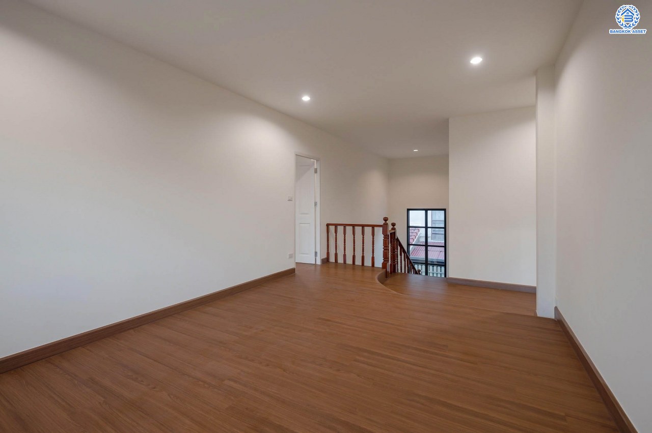 บ้านมือสองตกแต่งใหม่ โครงการ ลภาวัน9 ชัยพฤกษ์-ปากเกร็ด เนื้อที่ 71.9 ตร.ว. ฟังก์ชัน 3 ห้องนอน 3 ห้องน้ำ 1 ห้องอเนกประสงค์ 2 ที่จอดรถ ภายในบ้านกว้างขวาง ตอบโจทย์ทุกคนในครอบครัว บนทำเลที่ดีที่สุด เดินทางสะดวก เชื่อมต่อเมือง ใกล้เซ็นทรัลแจ้งวัฒนะ โรบินสัน ไลฟ์ไตล์ ราชพฤกษ์ และรถไฟฟ้าสายสีม่วง "สถานีบางพลู"